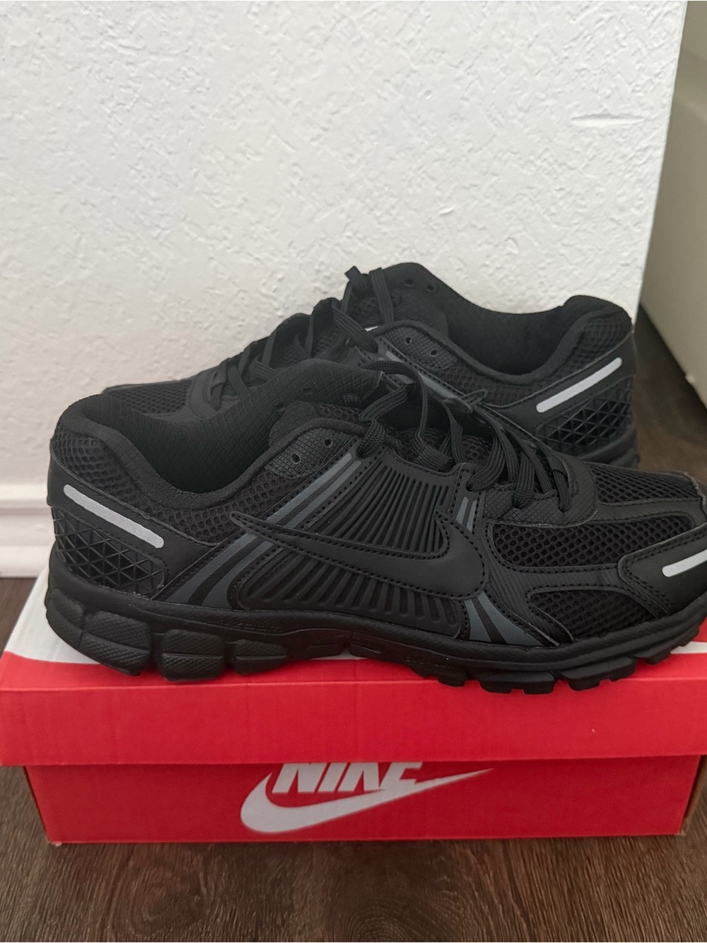 Nike Black Athletic Running Shoes with Reflective Accents